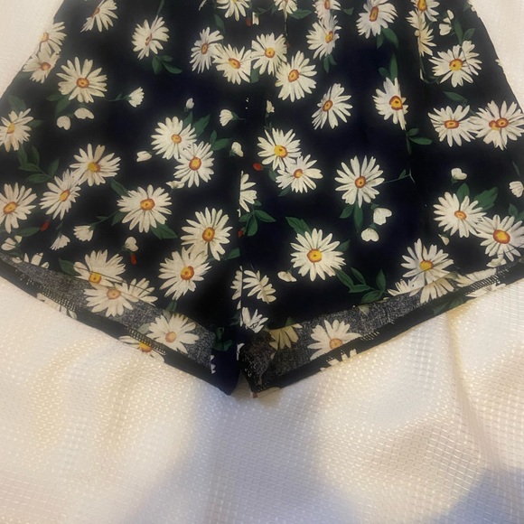Two piece outfit/daisies - Picture 6 of 6